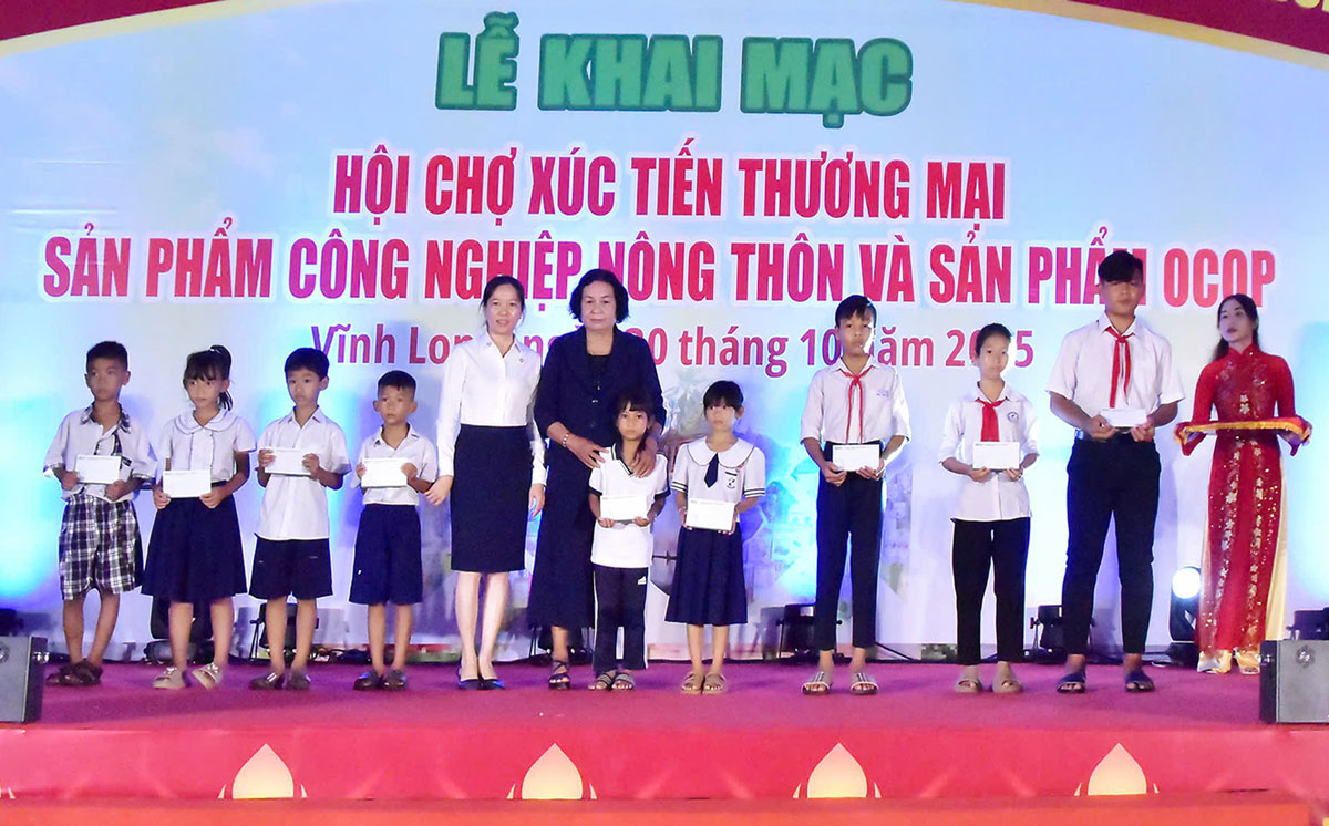 Học sinh nhận học bổng tại lễ khai mạc. Ảnh: MỸ NHÂN