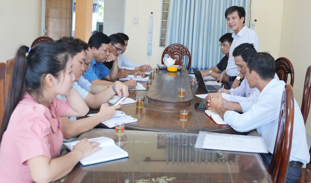  Đoàn công tác Viện Chiến lược và Chính sách y tế làm việc tại xã Phú Phụng.