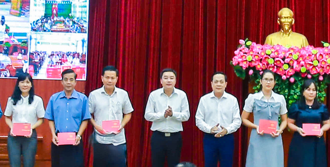 Đồng chí Đinh Hữu Thành- Phó Chủ nhiệm Ủy ban Kiểm tra Trung ương và đồng chí Lâm Minh Đằng- Phó Bí thư Tỉnh ủy trao chứng nhận cho các học viên.