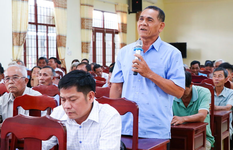Cử tri Thạch Thon (ấp Hòa Lạc C, xã Song Lộc), kiến nghị xem xét điều chỉnh thủ tục tách quyền sử dụng đất, tạo thuận lợi cho người dân. Ảnh: SƠN TUYỀN