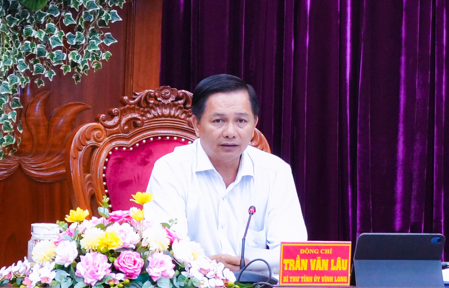 Bí thư Tỉnh ủy- Trần Văn Lâu chủ trì hội nghị.
