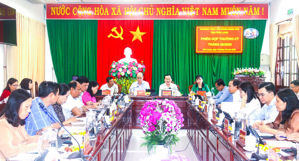 Đồng chí Nguyễn Minh Dũng- Phó Bí thư Tỉnh ủy, Chủ tịch HĐND tỉnh trao nghị quyết và tặng hoa chúc mừng đồng chí Lâm Văn Phong giữ chức Phó Trưởng Ban Dân tộc HĐND tỉnh Vĩnh Long khóa X.