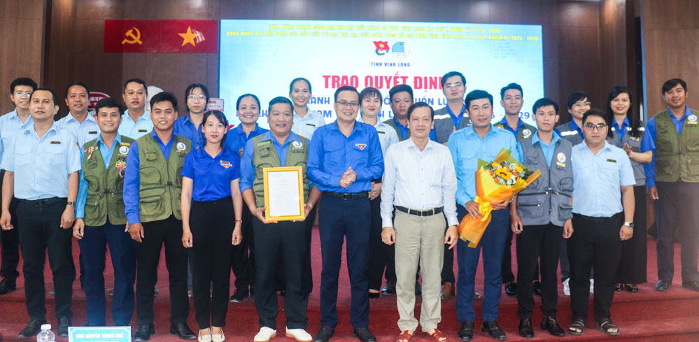 Ban Thư ký Ủy ban Hội LHTN Việt Nam tỉnh trao quyết định thành lập và tặng hoa cho Hội đồng huấn luyện tỉnh Vĩnh Long giai đoạn 2025 - 2029.