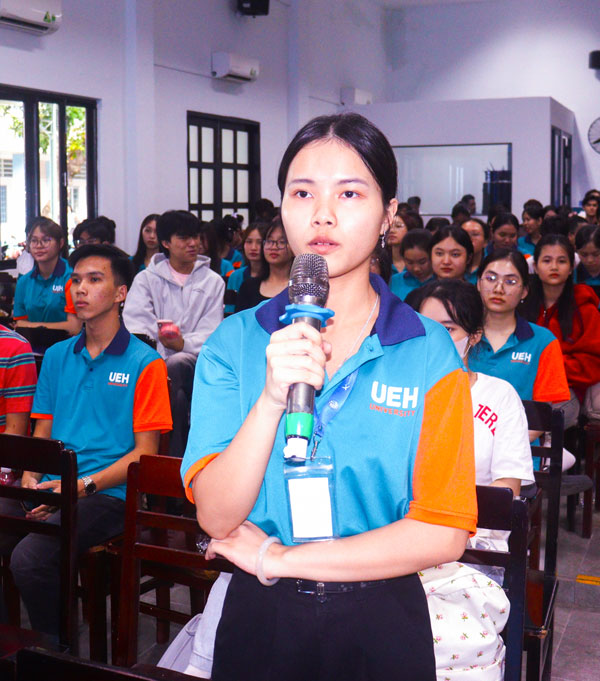 Sinh viên Phân hiệu ĐH Kinh tế TP Hồ Chí Minh tại Vĩnh Long đặt câu hỏi tại chương trình.