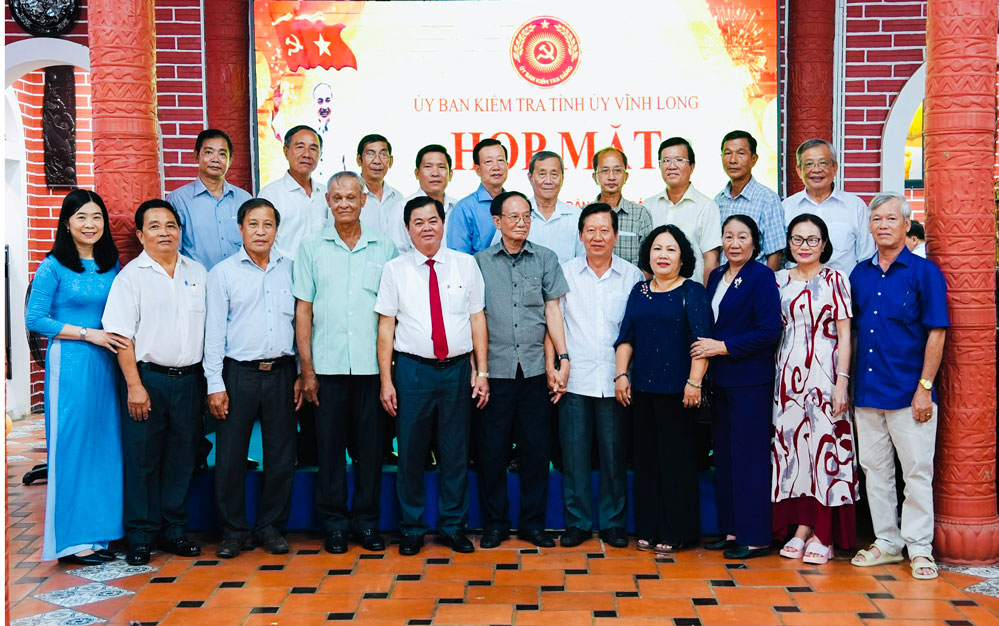 Các đồng chí nguyên lãnh đạo ngành Kiểm tra Đảng qua các thời kỳ họp mặt truyền thống ngành.