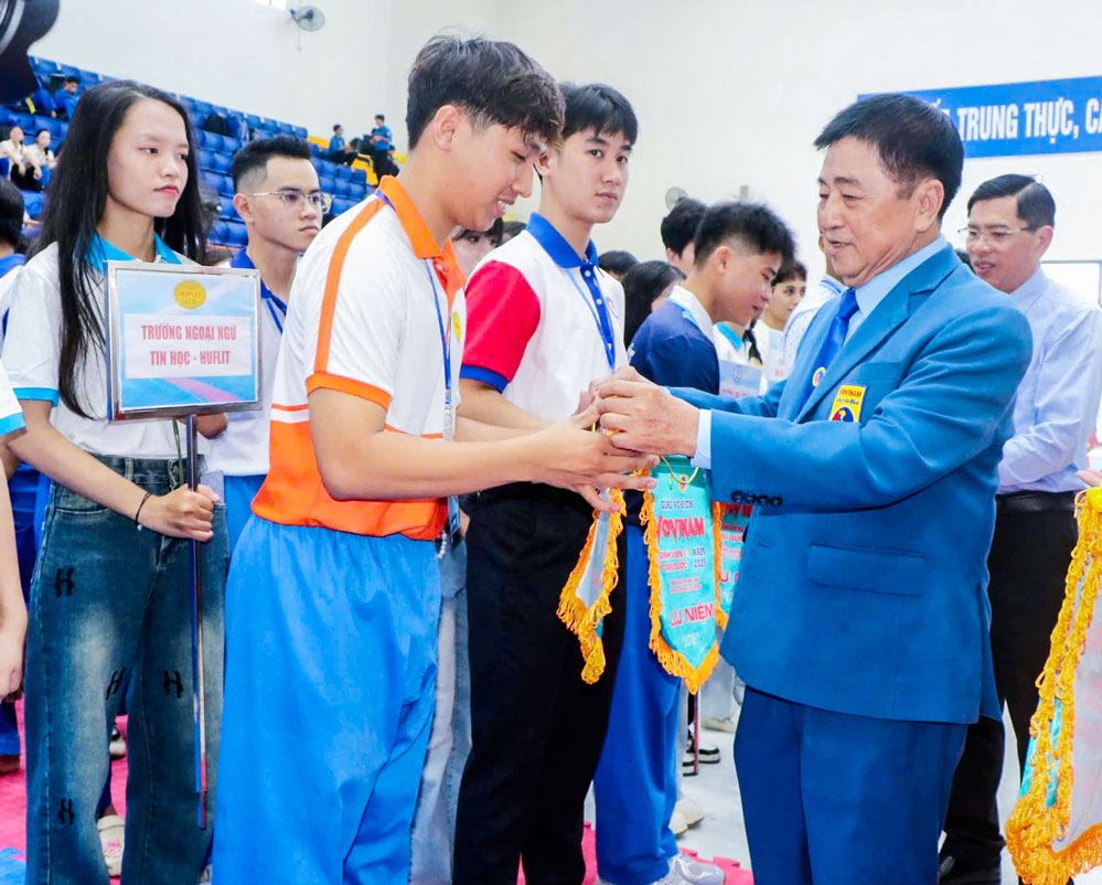 Ban tổ chức trao cờ lưu niệm cho các đơn vị tham dự giải.