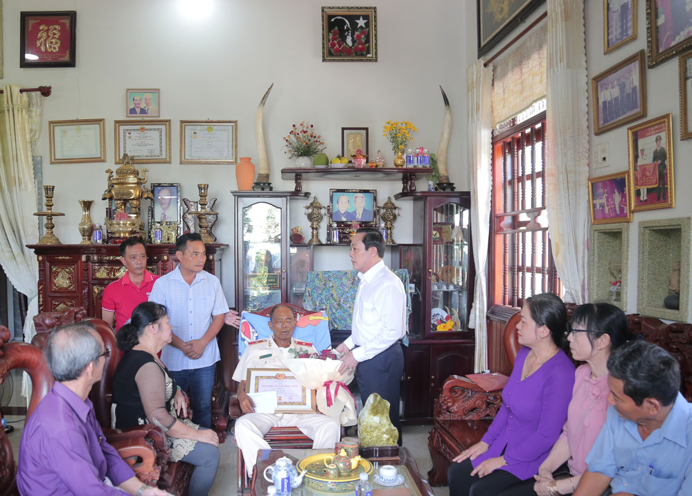  Đồng chí Lâm Minh Đằng- Phó Bí thư Tỉnh ủy trao tặng Huy hiệu 45 năm tuổi Đảng cho đồng chí Lê Văn Út.