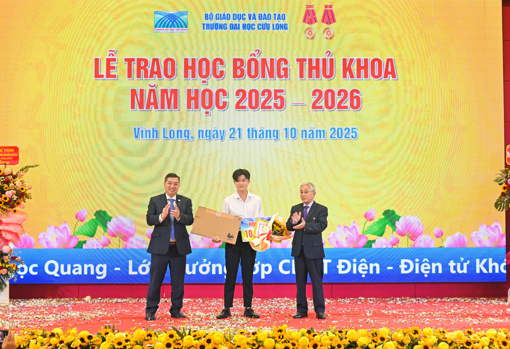 Lãnh đạo Trường ĐH Cửu Long trao học bổng thủ khoa cho tân sinh viên Lê Quốc Trọng- ngành Y đa khoa.