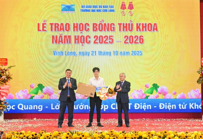 Trường ĐH Cửu Long khen thưởng và trao học bổng cho tân sinh viên khóa 26 gần 9,8 tỷ đồng