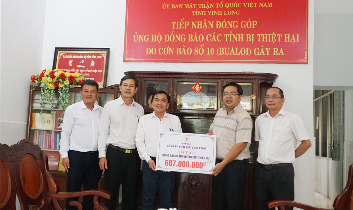 Ông Nguyễn Hải Hà- Phó Chủ tịch Ủy ban MTTQ Việt Nam tỉnh (thứ 2, bên phải qua) tiếp nhận tượng trưng số tiền Công ty Điện lực Vĩnh Long ủng hộ.