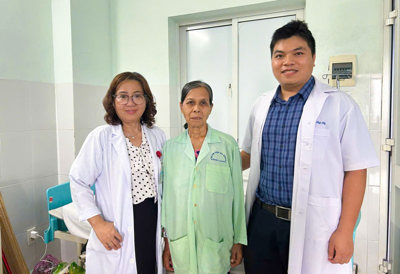 Các bác sĩ Khoa Ngoại tổng quát chúc mừng bệnh nhân hồi phục sức khỏe.
