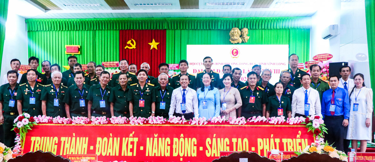 Đại biểu chụp ảnh lưu niệm với Ban Chấp hành khóa mới.