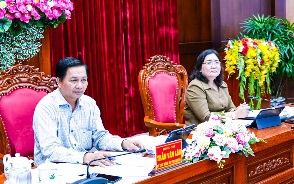 Đồng chí Trần Văn Lâu- Bí thư Tỉnh ủy chủ trì; đồng chí Hồ Thị Hoàng Yến- Phó Bí thư Thường trực Tỉnh ủy điều hành hội nghị.