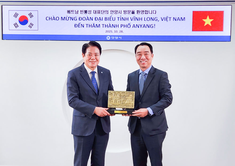 Đại biểu chụp ảnh lưu niệm tại hội nghị.