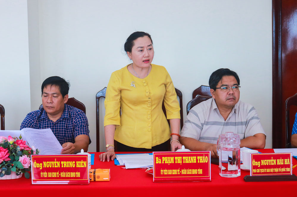 Thành viên đoàn khảo sát trao đổi một số nội dung liên quan đến tình hình thu, chi ngân sách.