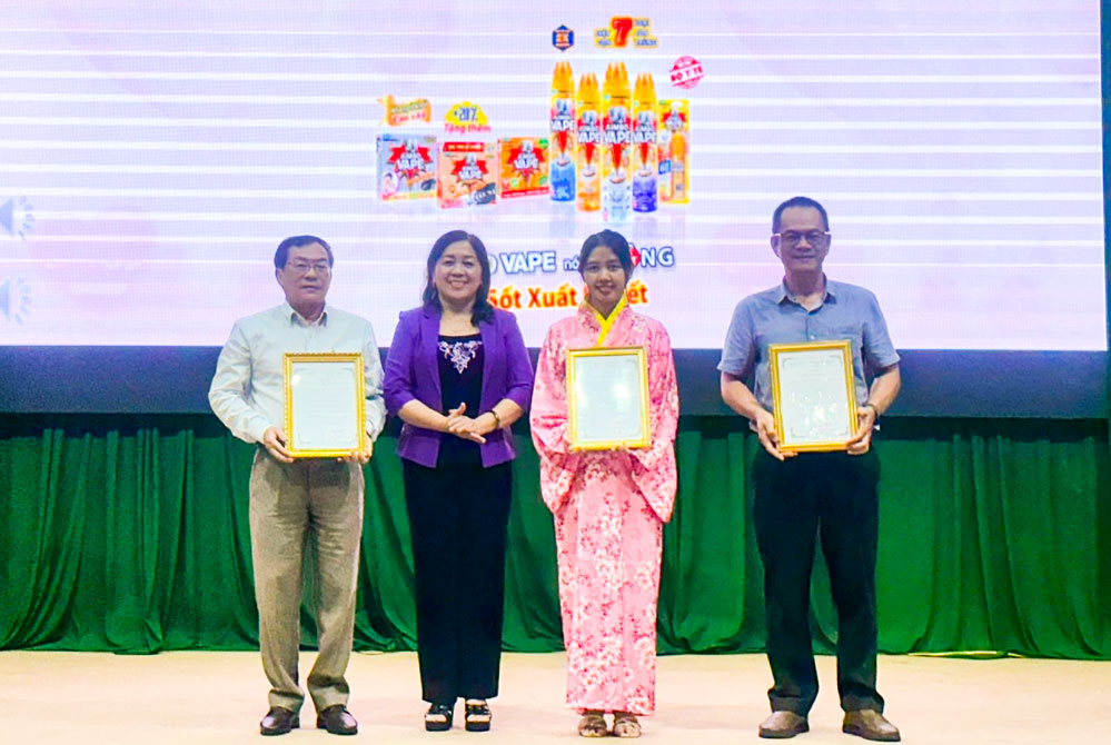 Phó Chủ tịch Hội LHPN tỉnh- Đỗ Thị Huệ Anh trao Thư cảm ơn cho bác sĩ, đơn vị tổ chức, nhà tài trợ.