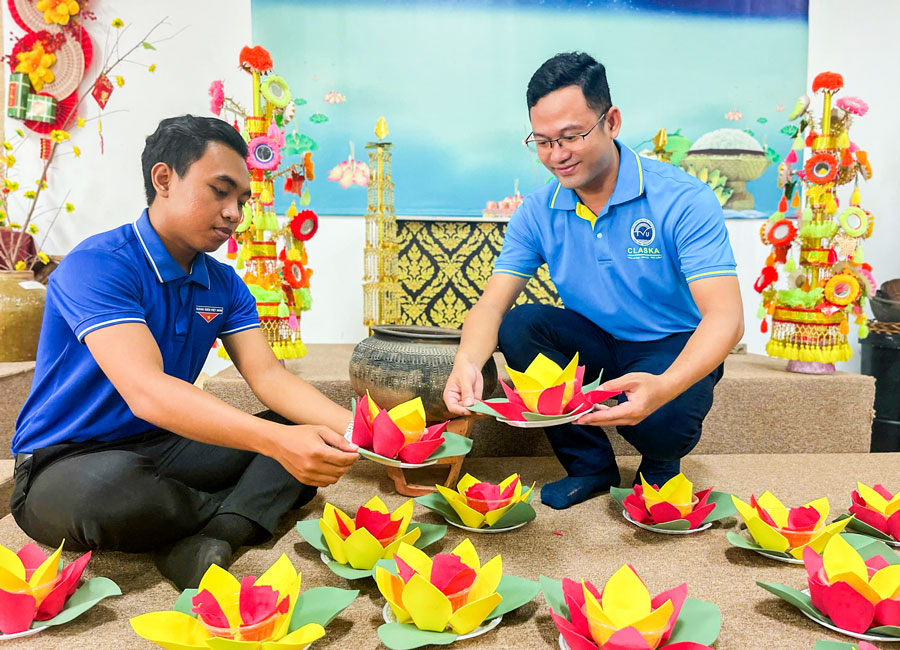 Sinh viên Sơn Lý Quý (trái) chuẩn bị đèn hoa đăng.