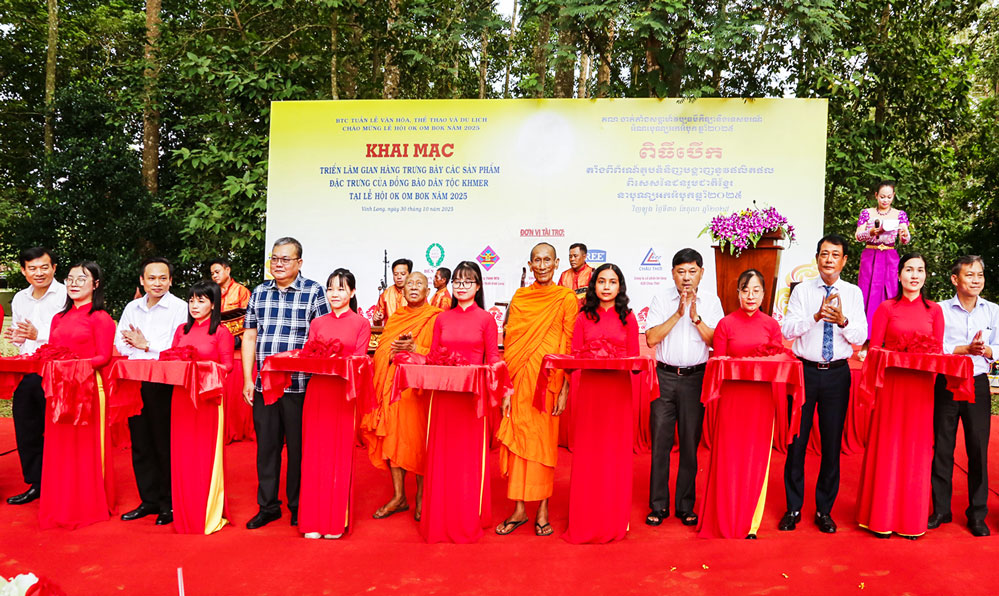 Đại biểu cắt băng khai mạc triển lãm.