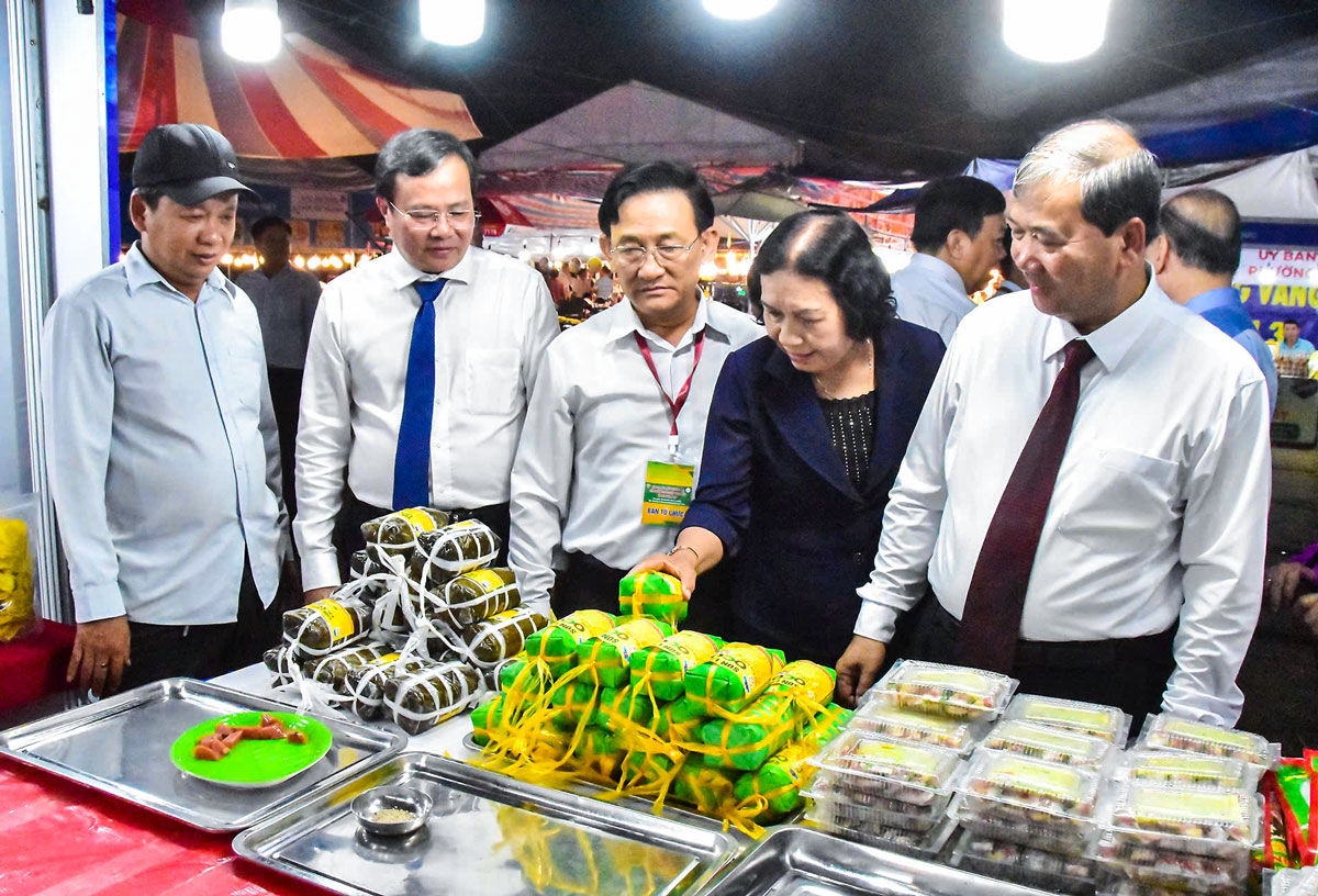 Lãnh đạo tỉnh tham quan gian hàng trưng bày sản phẩm OCOP. Ảnh: MỸ NHÂN