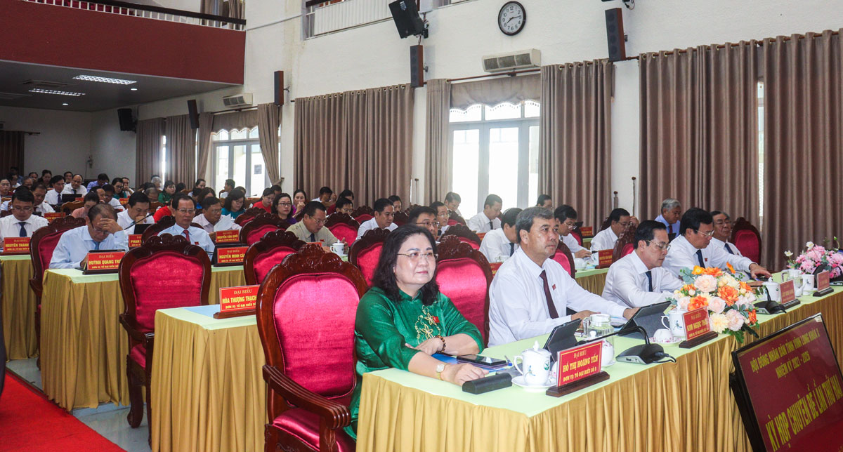 Lãnh đạo tỉnh tham dự kỳ họp.