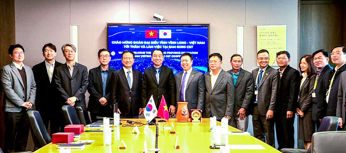 Đoàn công tác Xúc tiến đầu tư và thương mại của tỉnh Vĩnh Long chụp ảnh lưu niệm tại buổi làm việc với Công ty Samsung C&T Corporation.