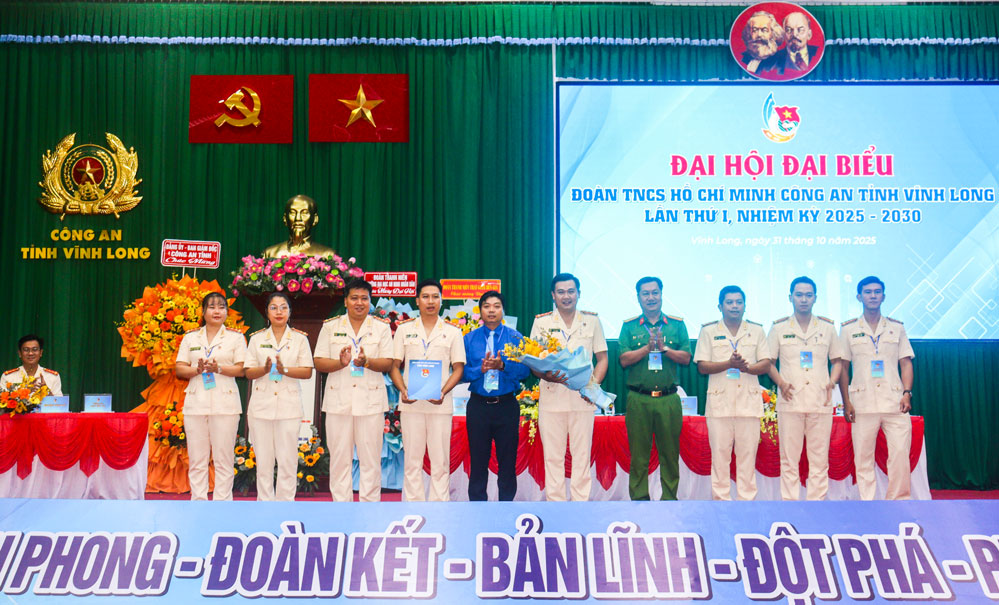 Trao quyết định và tặng hoa chúc mừng đoàn đại biểu tham dự Đại hội Đoàn cấp trên.