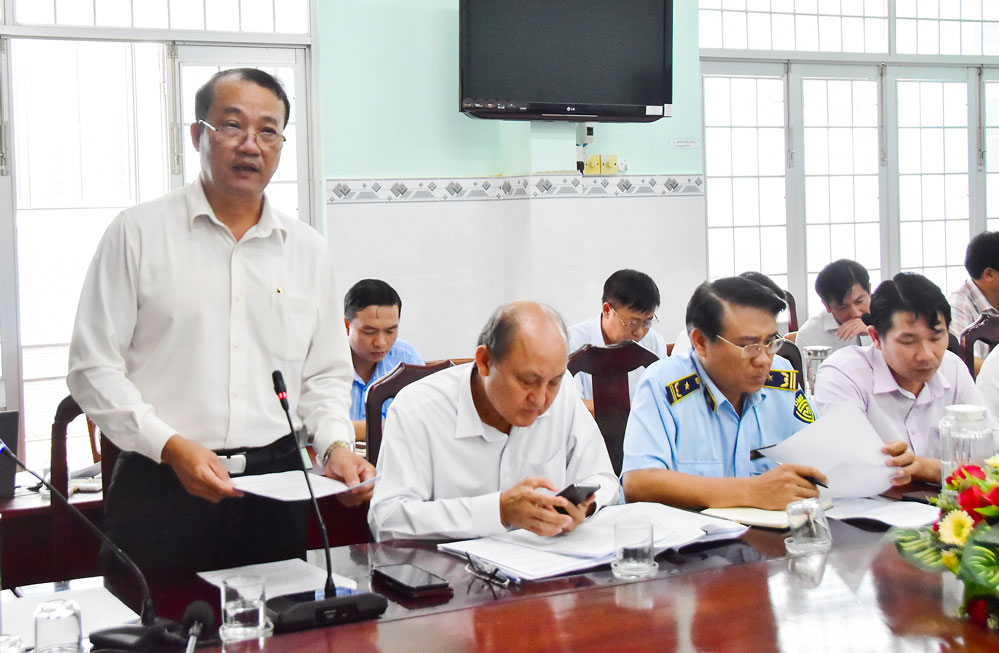 Phó Giám đốc Sở Nông nghiệp và Môi trường- Lê Văn Đông báo cáo tình hình dịch bệnh DTHCP.