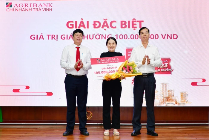 Agribank chi nhánh Trà Vinh trao 123 giải thưởng chương trình “Tiết kiệm trao tay - Mừng ngày Quốc Khánh”