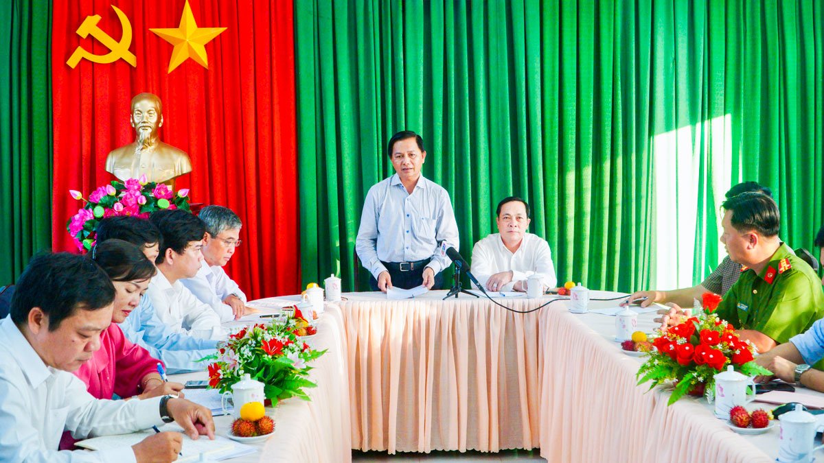 Bí thư Tỉnh ủy- Trần Văn Lâu phát biểu tại buổi làm việc  với Đảng uỷ, UBND xã Quới Thiện.