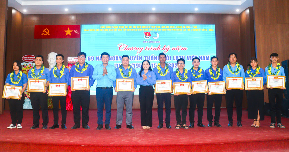 Khen thưởng cán bộ hội tiêu biểu có thành tích nổi bật.