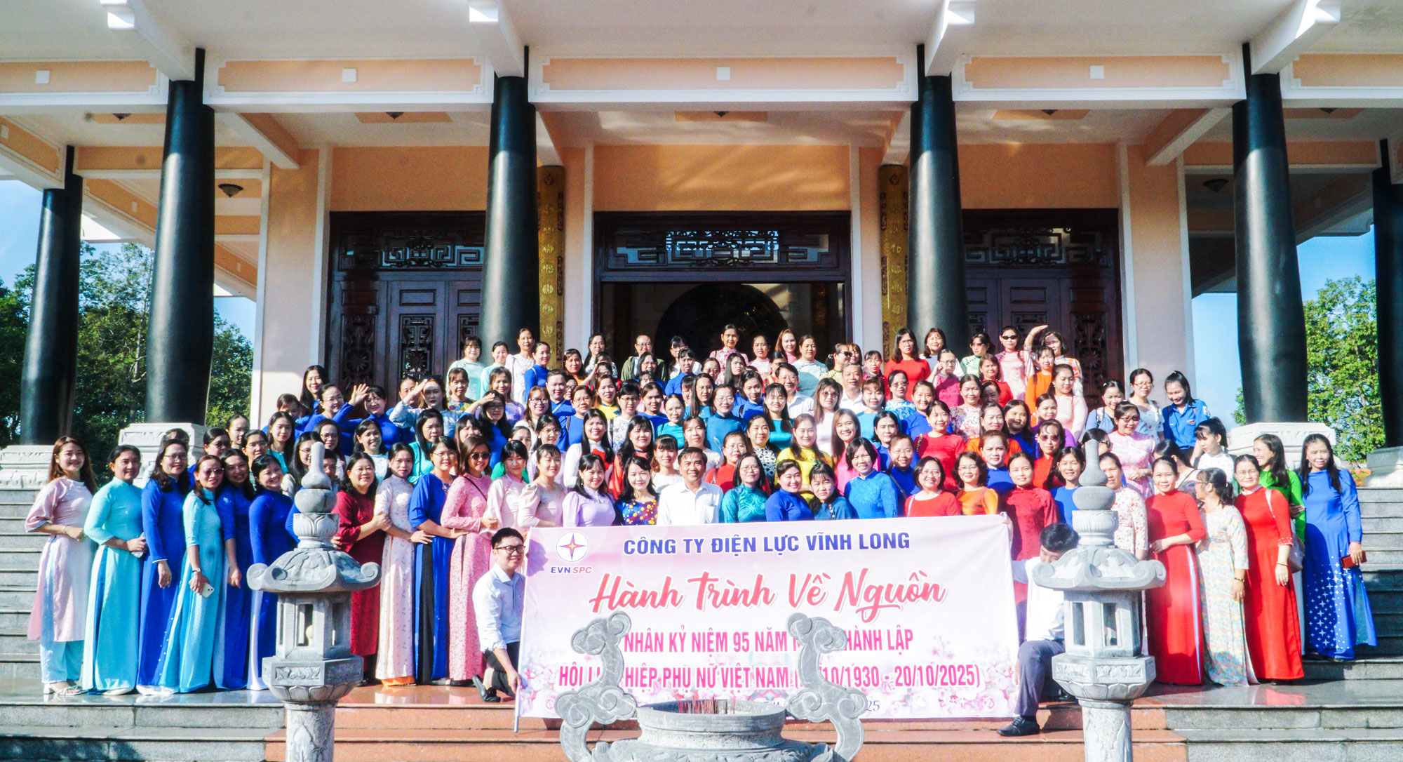 Đoàn nữ cán bộ, công nhân viên và người lao động Công ty Điện lực Vĩnh Long chụp ảnh lưu niệm trong chuyến Hành trình về nguồn.