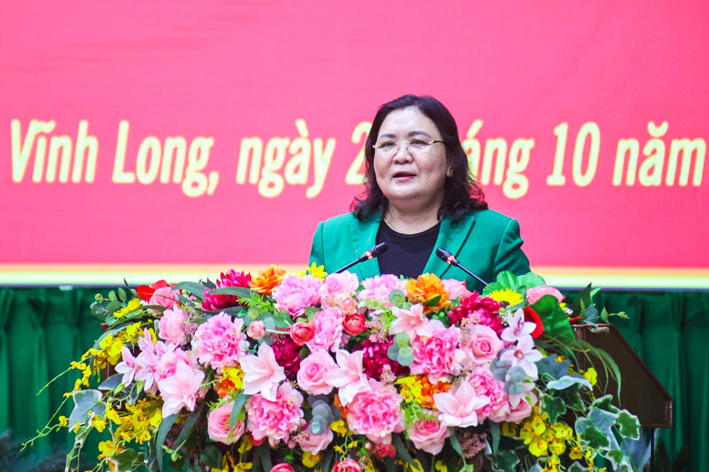 Phó Bí thư Thường trực Tỉnh ủy- Hồ Thị Hoàng Yến báo cáo tại hội nghị.