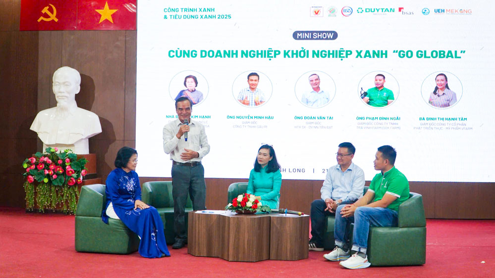 Các đại biểu, doanh nghiệp start up chia sẻ hành trình chinh phục thị trường.