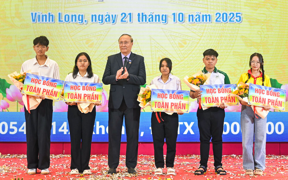  TS Nguyễn Thanh Dũng - Phó Hiệu trưởng Trường ĐH Cửu Long trao học bổng toàn phần cho tân sinh viên.