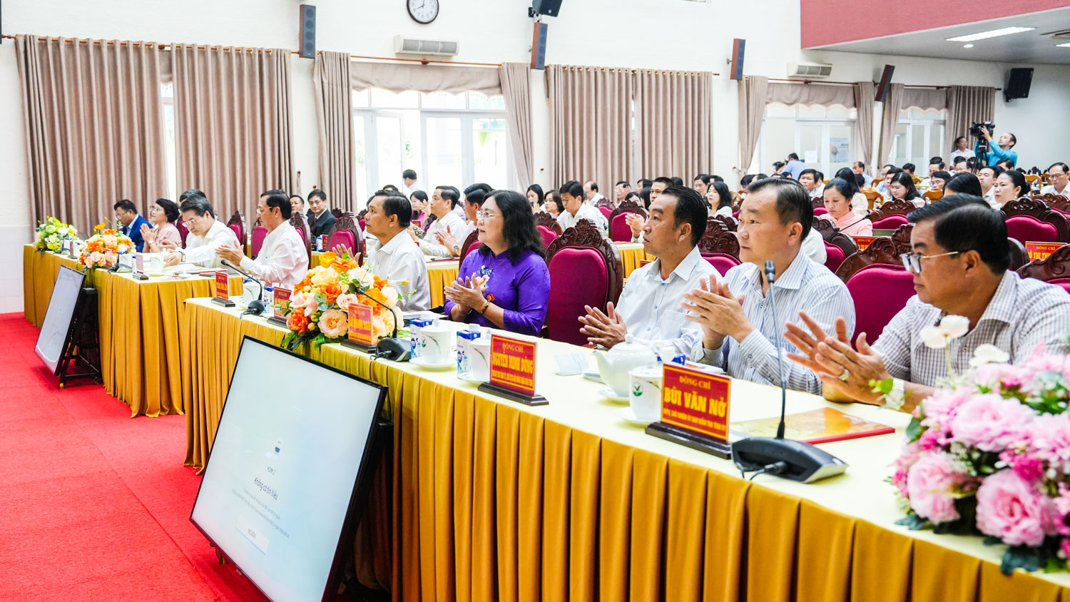Các đồng chí lãnh đạo Ban Tuyên giáo và Dân vận Trung ương, lãnh đạo tỉnh Vĩnh Long và đại biểu dự hội nghị.