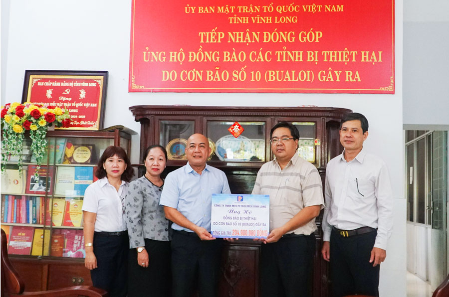 Ông Nguyễn Hải Hà- Phó Chủ tịch Ủy ban MTTQ Việt Nam tỉnh (thứ 2, bên phải qua) tiếp nhận tượng trưng số tiền của Công ty TNHH MTV Petrolimex Vĩnh Long.