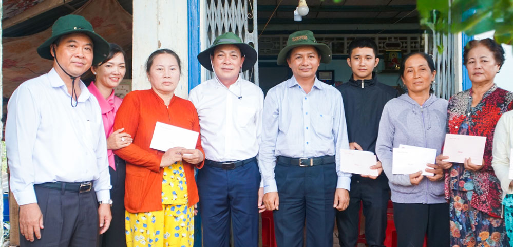 Lãnh đạo tỉnh thăm hỏi và trao quà cho các hộ dân bị thiệt hại do sạt lở.