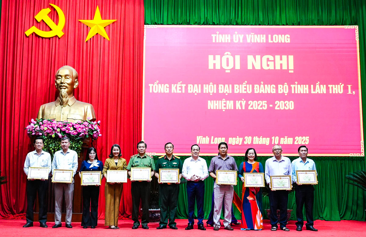 Trao bằng khen cho các tập thể.