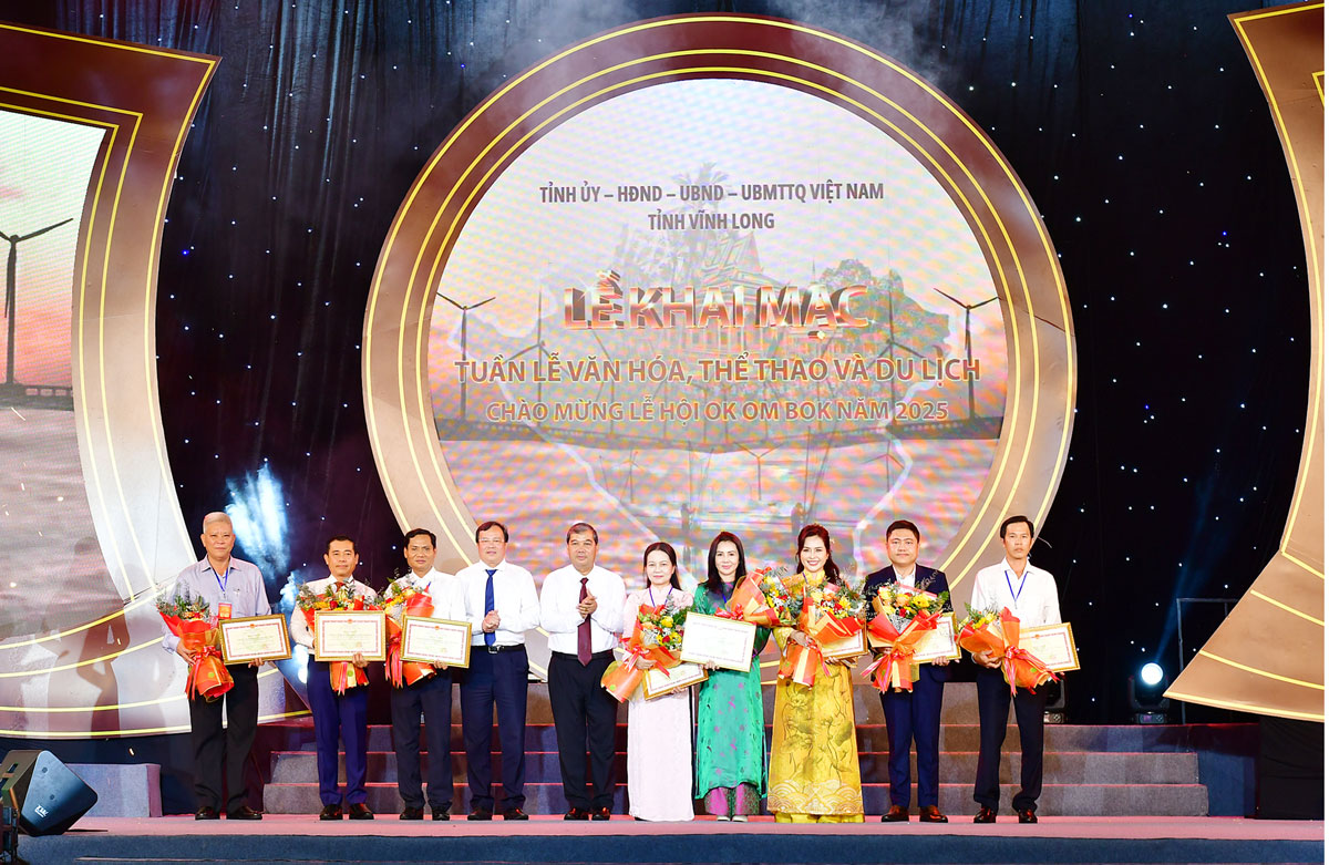 Phó Bí thư Tỉnh ủy- Lê Văn Hẳn và Phó Bí thư Tỉnh ủy- Kim Ngọc Thái tặng hoa và thư cảm ơn các đơn vị tài trợ hoạt động Tuần lễ.