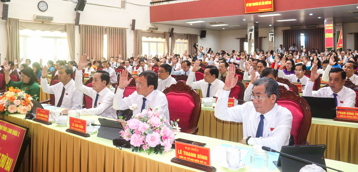 Đại biểu thống nhất thông qua chương trình kỳ họp.