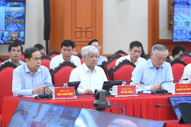 Các đồng chí lãnh đạo Đảng, Nhà nước tham dự phiên họp.
