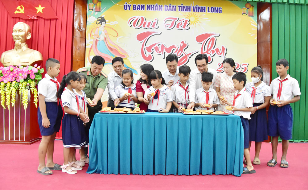 Nghi thức phá cổ Trung thu. Ảnh: MỸ NHÂN