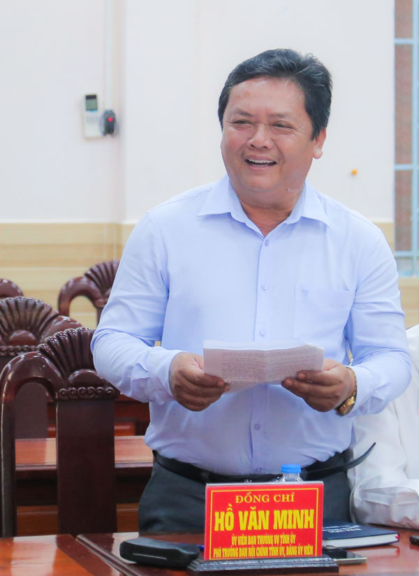 Đồng chí Hồ Văn Minh- Ủy viên Ban Thường vụ Tỉnh ủy, Phó Trưởng Ban Thường trực Ban Nội chính Tỉnh ủy phát biểu tại hội nghị.