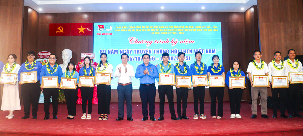 Khen thưởng hội viên, thanh niên tiêu biểu.