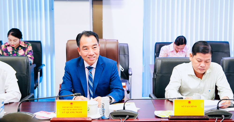 Chủ tịch UBND tỉnh- Lữ Quang Ngời thông tin tiềm năng, thế mạnh và các lĩnh vực tỉnh đang kêu gọi đầu tư với đoàn công tác.