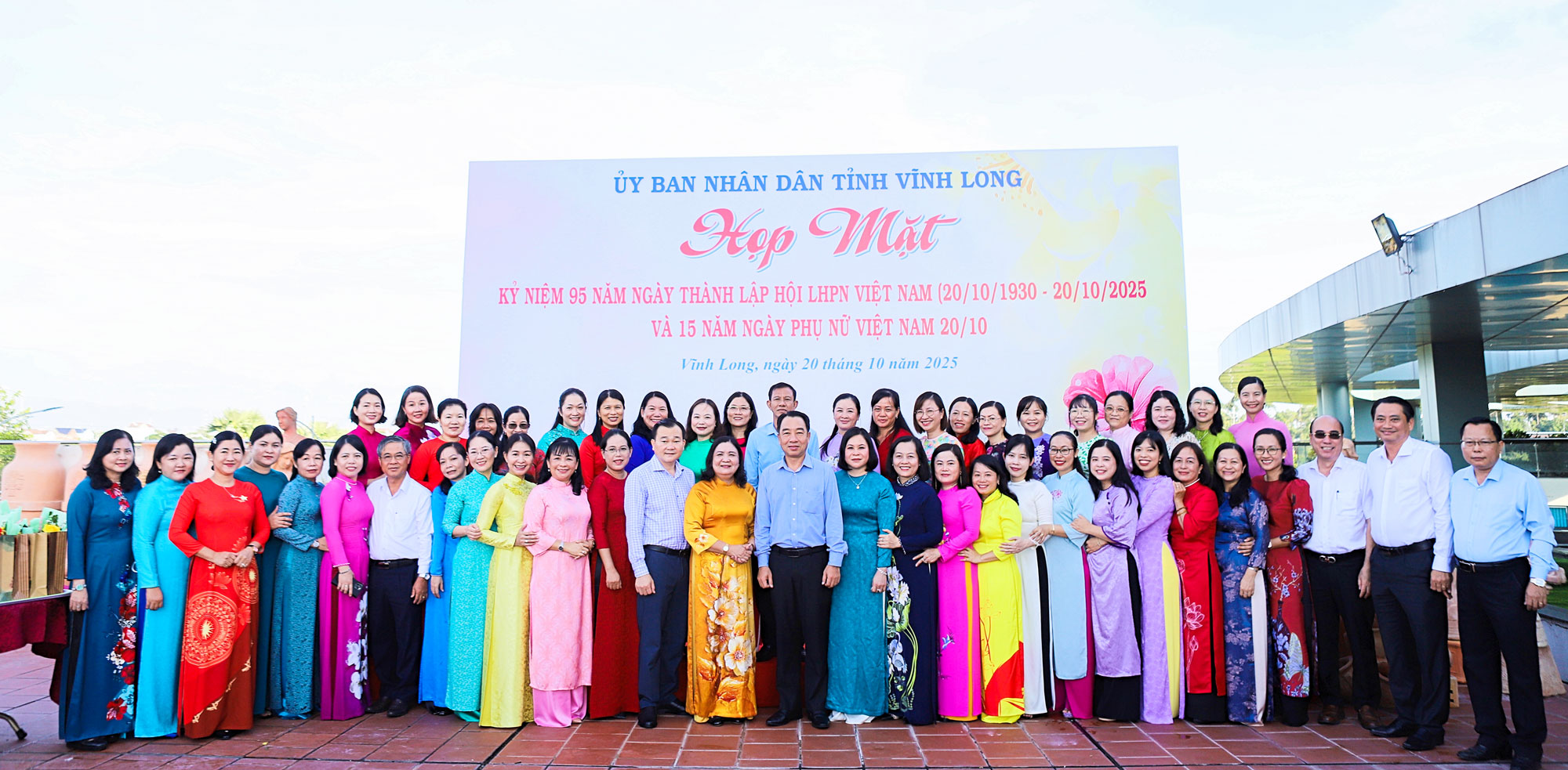 Lãnh đạo tỉnh chụp ảnh lưu niệm cùng các cán bộ nữ.