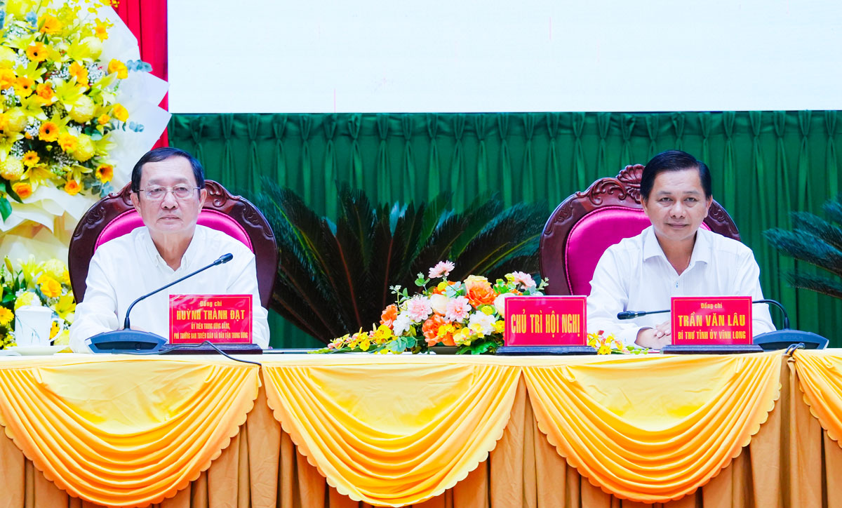  Đồng chí Huỳnh Thành Đạt- Ủy viên BCH Trung ương Đảng, Phó Trưởng Ban Tuyên giáo và Dân vận Trung ương; đồng chí Trần Văn Lâu- Bí thư Tỉnh ủy Vĩnh Long điều hành hội nghị.