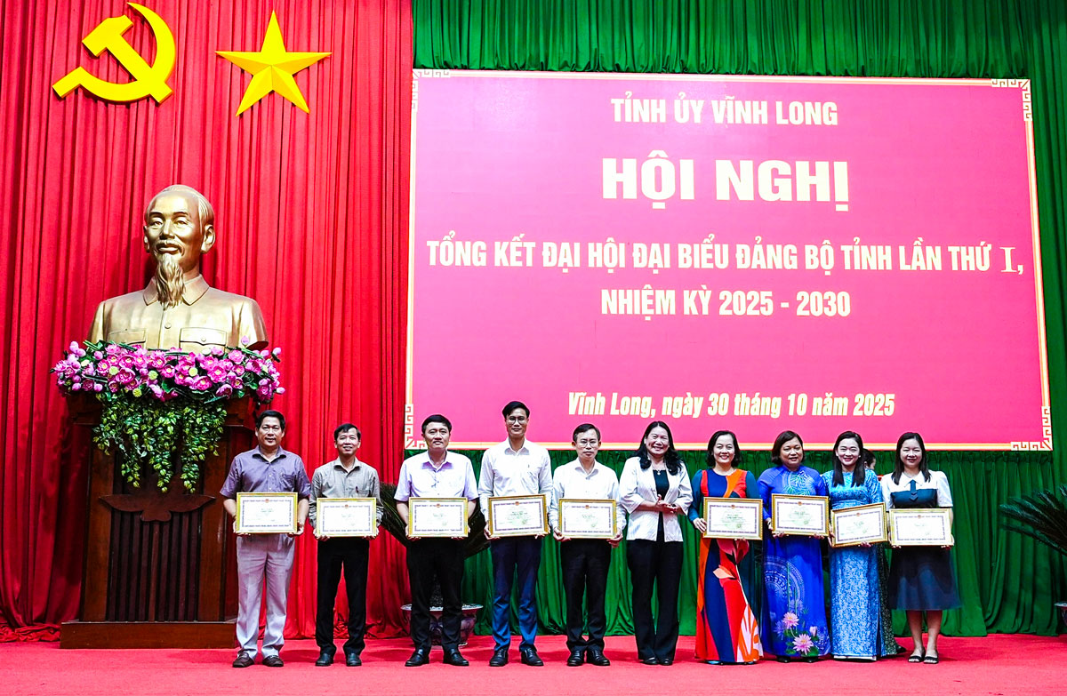 Trao bằng khen cho các cá nhân.