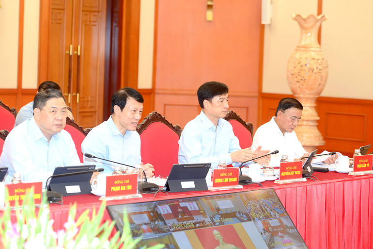 Các đồng chí lãnh đạo Đảng, Nhà nước tham dự phiên họp.
