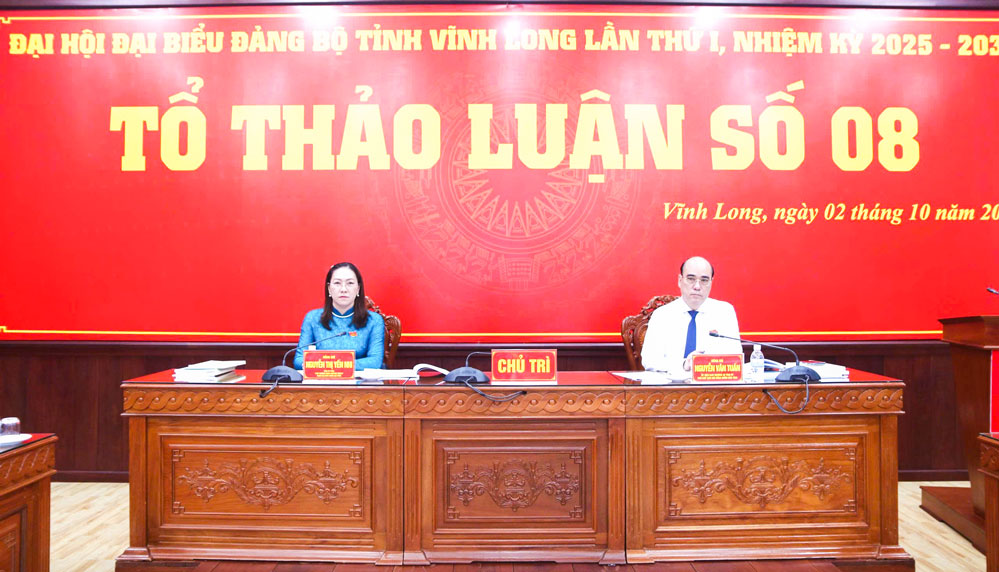 Đồng chí Nguyễn Văn Tuấn- Ủy viên Ban Thường vụ Tỉnh ủy, Phó Chủ tịch HĐND tỉnh làm Tổ trưởng tổ thảo luận số 8.